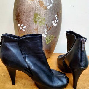 Kenneth Cole Reaction Booties